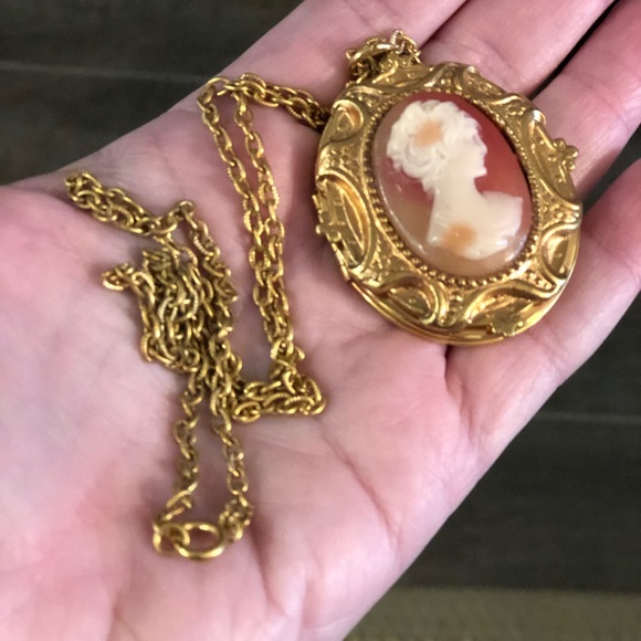 Vintage cameo locket - Picture 3 of 8